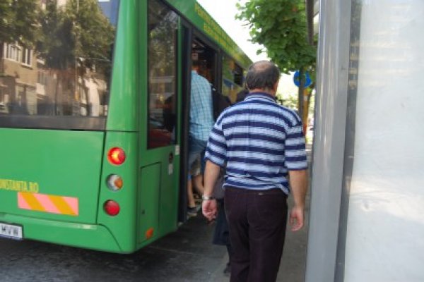Pasageră accidentată în autobuz, la o frână
